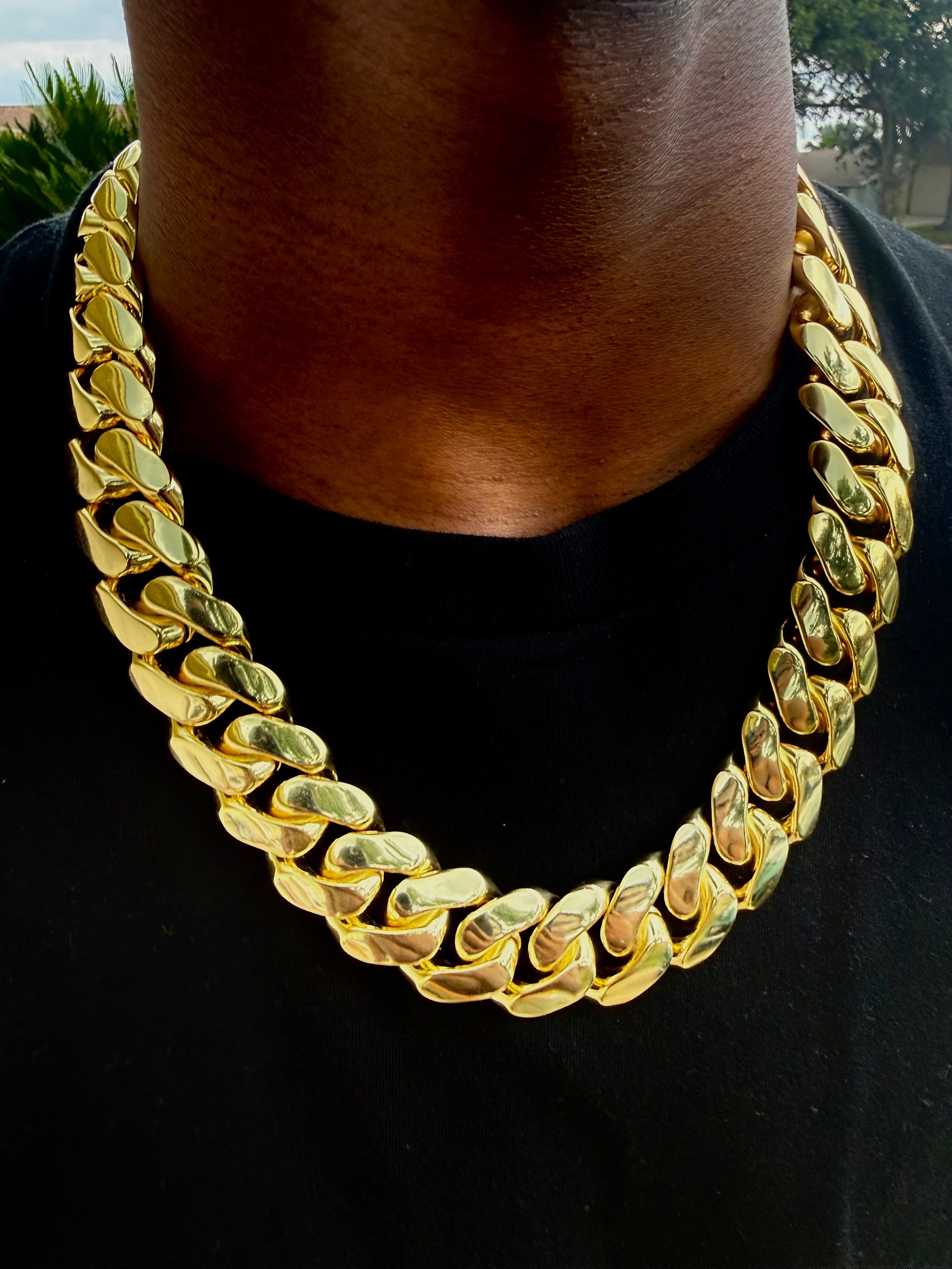 Yellow gold Cuban link chain clasp and lock detail